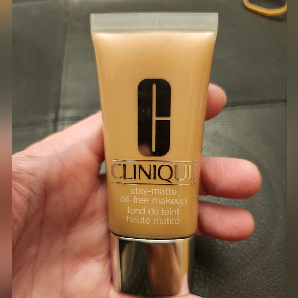 Clinique Stay-Matte Oil-Free Makeup Foundation In 11 Honey - Picture 6 of 8